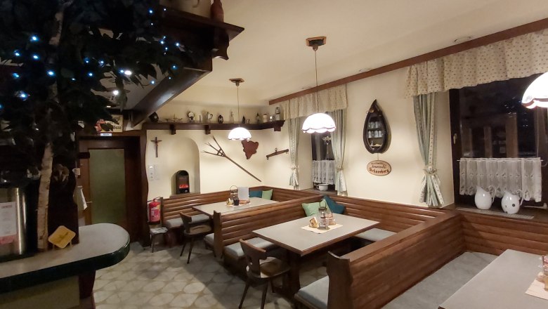 Gaststube, © Martin Zwinz Gemütliche Gaststube mit Holzmöbeln, dekorativen Vorhängen und rustikalen Accessoires.