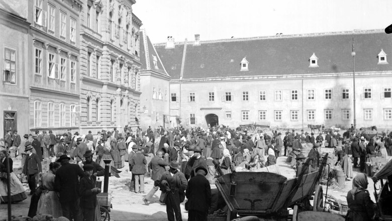 Domplatz früher, © Stadtarchiv St. Pölten Domplatz früher, © Stadtarchiv St. Pölten