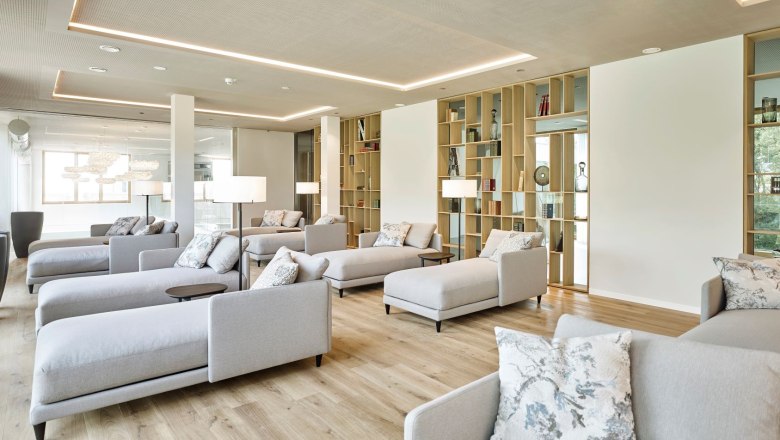 Steigenberger Krems, Silentroom, © Steigenberger Hotel and Spa, Gregor Titze Moderner Lounge-Bereich im Spa mit grauen Sofas und Regalen im Steigenberger Krems.