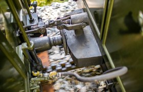 Die Schraubenkupplung des Nostalgie-Dampfzugs, © NB Zwickl Nahaufnahme einer Schraubenkupplung zwischen zwei Eisenbahnwagen.