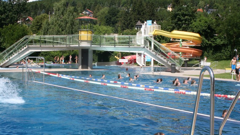 Wienerwaldbad Purkersdorf 3, © WIPUR GmbH Freibad mit Schwimmern, Rutsche und Brücke im Wienerwaldbad Purkersdorf.