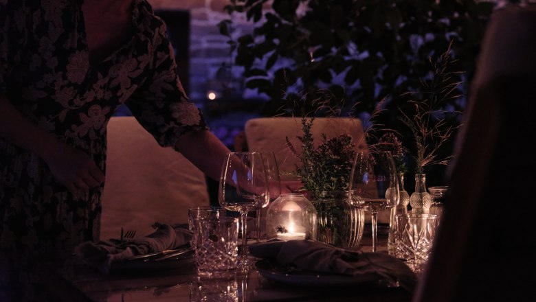 Aigen13, © Mathias Lixl, lixl.com Abendessen im Freien mit Kerzenlicht und dekoriertem Tisch.