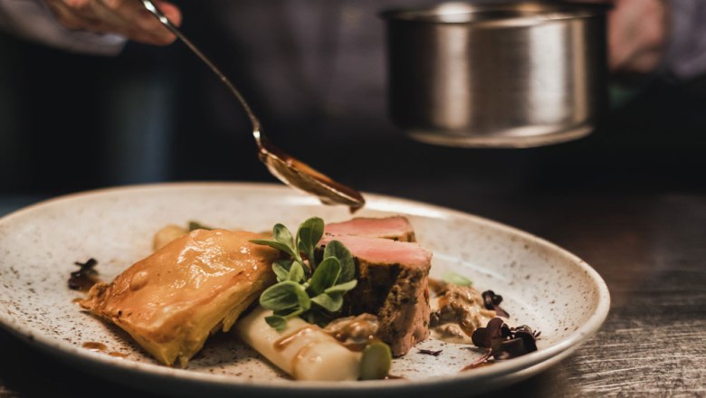 Kalbsmedaillons vom Kremstaler Milchkalb, © Niederösterreich Werbung/David Schreiber Ein Teller mit Kalbsmedaillons, Spargel und Blätterteig, garniert mit Sauce und Kräutern.