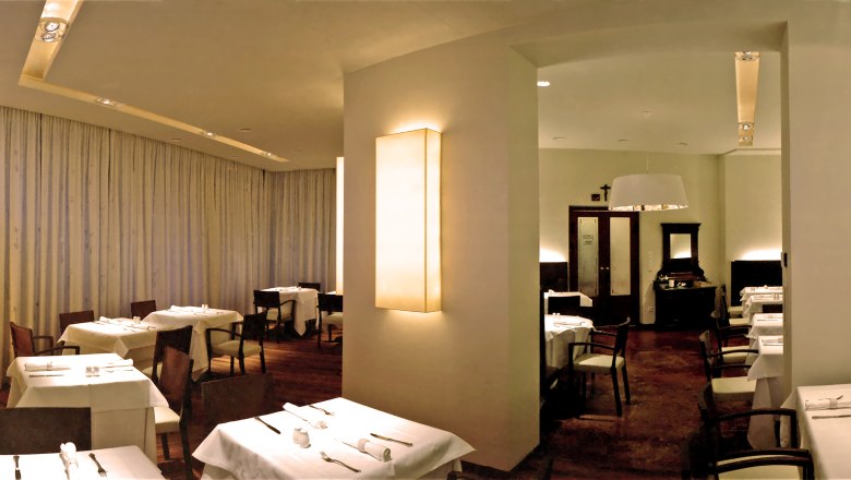 Gasthaus Innen2, © Gasthaus Sodoma_©_Jan Finz Elegantes Restaurant mit gedeckten Tischen und gedämpfter Beleuchtung.