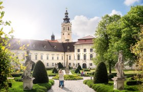 Stift Altenburg, © Martin Mathes Barockes Stift mit Garten und Statuen im Vordergrund.