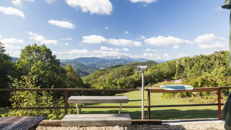 Blickplatz Waxeneckhaus, © Wiener Alpen, Foto: Franz Zwickl Aussicht vom Waxeneckhaus auf bewaldete Hügel und Berge unter blauem Himmel mit Wolken.