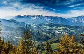 Sonnwendstein, Wiener Alpen in Niederösterreich, © Niederösterreich Werbung/Michael Liebert Die majestätischen Gipfel der Wiener Alpen erheben sich stolz in den Himmel, während die sanften Hügel und dichten Wälder eine harmonische Kulisse bilden. Hier, wo die Natur in voller Pracht erblüht, lädt die frische Bergluft dazu ein, die Seele baumeln zu lassen und die atemberaubenden Ausblicke zu genießen.