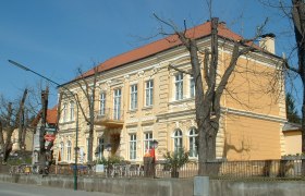 Gasthof Poldiwirt, © Gasthof Poldiwirt Gelbes Gebäude mit rotem Dach und kahlen Bäumen davor.
