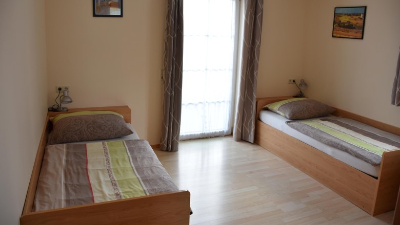 Zweibettzimmer, Marchfelder Pension, Orth/Do, © Marchfelder Pension Zimmer mit zwei Einzelbetten in der Marchfelder Pension, Orth/Do