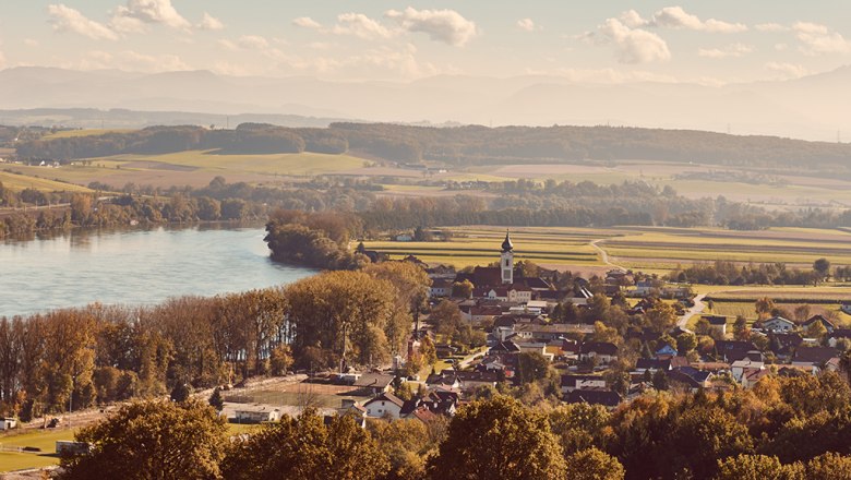 Gottsdorf, Nibelungengau, © Donau Niederösterreich / Klaus Engelmayer Landschaftsansicht von Gottsdorf im Nibelungengau mit Fluss und Kirche.