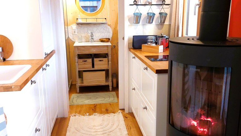 Mrs.Green Küche, Kamin, Blick ins Bad, © Nina Susanne Himmelmaier Mrs.Green Küche, Kamin, Blick ins Bad, © Nina Susanne Himmelmaier