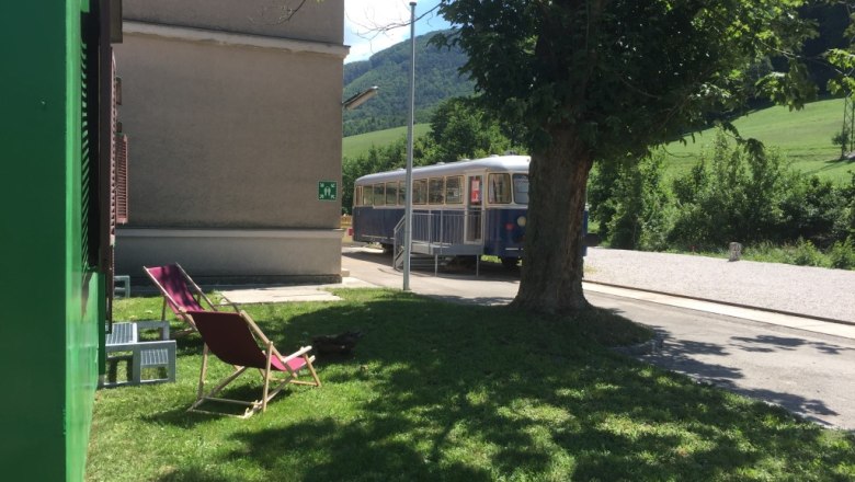Blick vom Vorgarten Richtung Bahnhofsgebäude, © M. Schorn Blick vom Vorgarten Richtung Bahnhofsgebäude, © M. Schorn