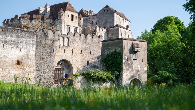 Burg Seebenstein, © Claudia Schlager Burg Seebenstein mit grüner Wiese im Vordergrund und Bäumen im Hintergrund.