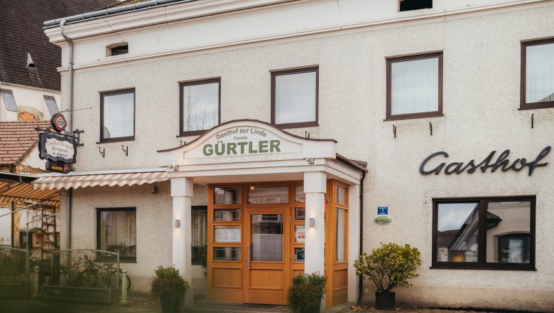 Wirtshaus in Neuhofen a. d. Ybbs, © Niederösterreich Werbung/Daniela Führer Eingang des Gasthofs zur Linde in Neuhofen an der Ybbs.