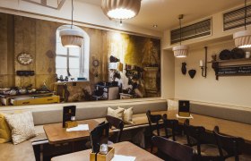 Geschichtsträchtige Wirtshausstube, © Niederösterreich Werbung/David Schreiber Gemütliches Restaurant mit rustikalem Wandbild einer alten Küche.