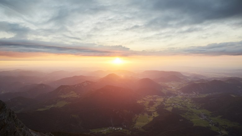 Sonnenuntergang - Ausblick vom Schneeberg, © Niederösterreich Werbung/ Andreas Jakwerth Sonnenuntergang über einer Berglandschaft mit Wolken und Tälern.
