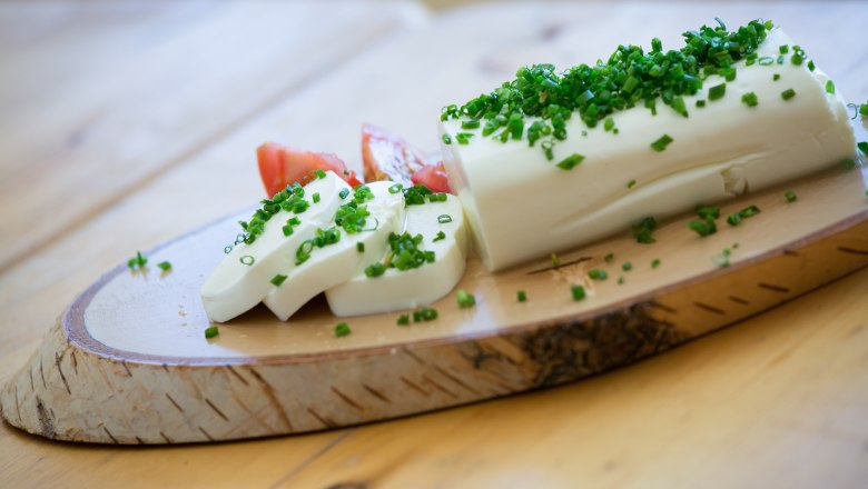Am besten mit frischem Schnittlauch: Mostviertler Schafkäse, © schwarz-koenig.at Am besten mit frischem Schnittlauch: Mostviertler Schafkäse, © schwarz-koenig.at