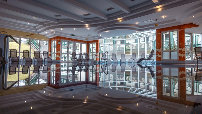 Hotel Schneeberghof, © Niederösterreich Werbung / Maximilian Pawlikowsky Innenansicht eines Hotelpools mit Liegestühlen und Glasfront.