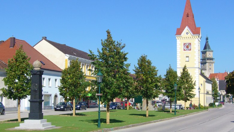 Ortszentrum mit Schloß, © Gemeinde Wallsee-Sindelburg Stadtzentrum mit Turm und Schloss im Hintergrund.