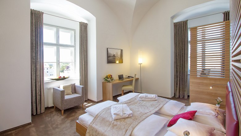 Hotel Altes Kloster, © Altes Kloster Hotelzimmer mit Doppelbett, Schreibtisch, Sessel und großem Fenster.
