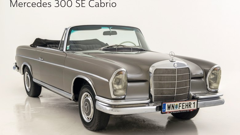 Mercedes 300 SE Cabrio, © Franz Baldauf Ein graues Mercedes 300 SE Cabrio mit offenem Verdeck auf weißem Hintergrund.