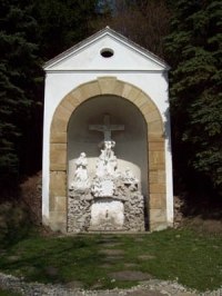 Mauerbach, © Mauerbach Eine kleine Kapelle mit einem Kreuz und religiösen Figuren in einer Nische.