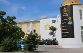 Freizeittempel Außen, © Detty König-Halbritter Außenansicht eines Gebäudes mit der Aufschrift 'Freizeittempel'.