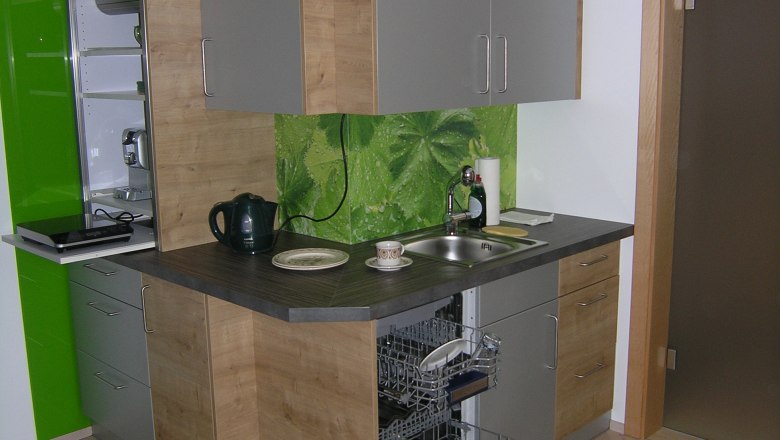 Teeküche Kühlschrank Geschirrspüler Mikro Kochplatte Wohnung klein, © C Appartement Wistrcil Stellfeld, Martina Stellfeld Teeküche Kühlschrank Geschirrspüler Mikro Kochplatte Wohnung klein, © C Appartement Wistrcil Stellfeld, Martina Stellfeld