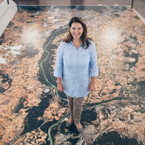 Edith Klauser vor dem weitverzweigten Wasserarmen des Nationalpark Donau-Auen., © Ian Ehm Edith Klauser vor dem weitverzweigten Wasserarmen des Nationalpark Donau-Auen., © Ian Ehm
