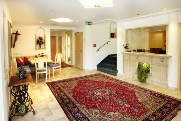 Kamptalschlössl, © Kamptalschlössl Eleganter Empfangsbereich mit Teppich, Rezeption und Sitzbereich.