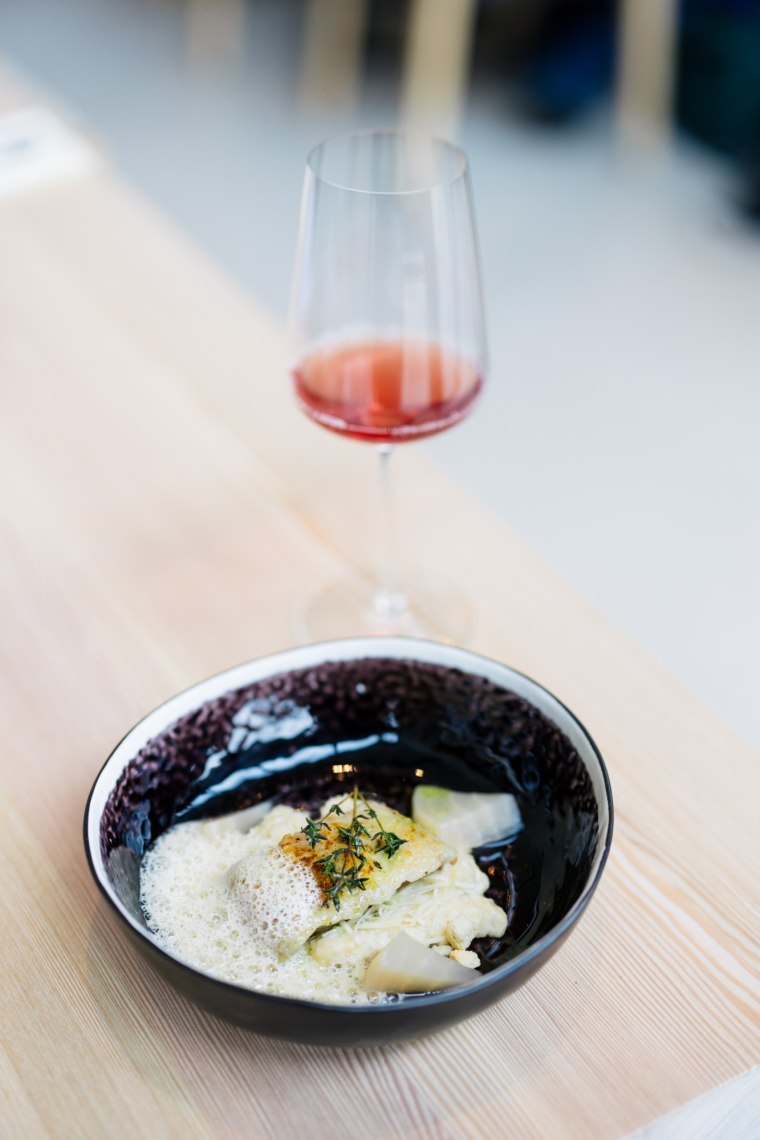 Pönninger Wels & Wein vergessener Gärten, © Niederösterreich Werbung/Mara Hohla Speisenfoto Pönninger Wels mit einem Glas Rosé