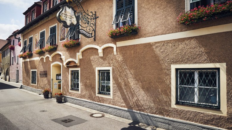 Wachauer Hausmannskost auf Haubenniveau, © Niederösterreich Werbung/Andreas Hofer Traditionelles Gasthaus mit Blumenkästen und dekorativem Schild.