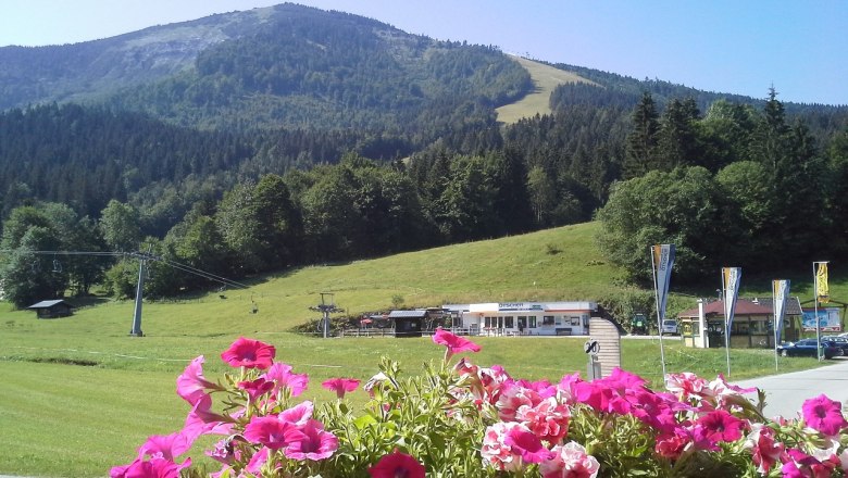 Vom Balkon bietet sich ein toller Ausblick auf den Kleinen Ötscher. Talstation Großer Ötscher und Kinderland direkt beim Haus, © Franz Heher Vom Balkon bietet sich ein toller Ausblick auf den Kleinen Ötscher. Talstation Großer Ötscher und Kinderland direkt beim Haus, © Franz Heher
