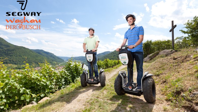 Segway, © Gerald Lechner Zwei Männer fahren auf Segways durch eine Weinberglandschaft in der Wachau.