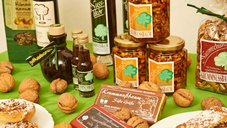 Nussprodukte in Krummnußbaum, © Klaus Engelmayer Verschiedene Nussprodukte aus Krummnußbaum auf einem Tisch arrangiert.