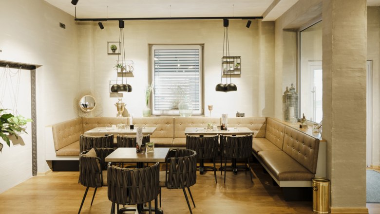 Modernes Wohnzimmerflair, © Niederösterreich Werbung/Michael Reidinger Modernes Restaurant mit stilvoller Einrichtung und gemütlicher Sitzbank.