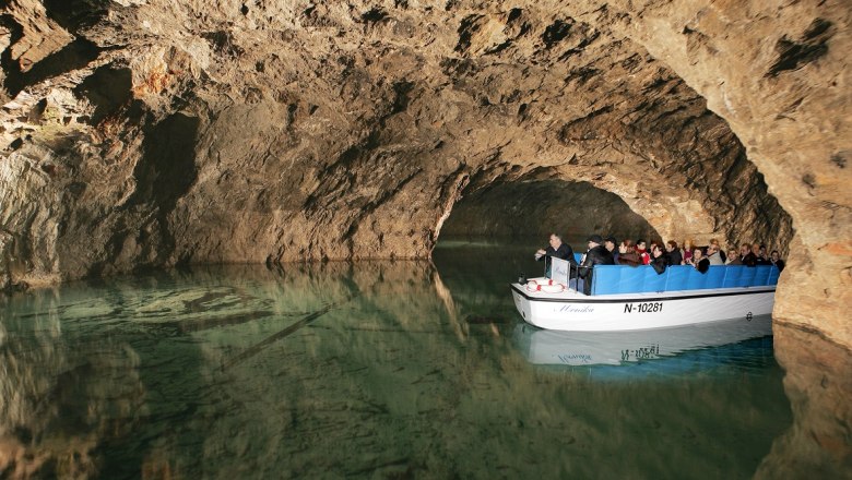 Boat Tour, © Seegrotte Bootstour in einer unterirdischen Höhle mit Touristen auf einem kleinen Boot.