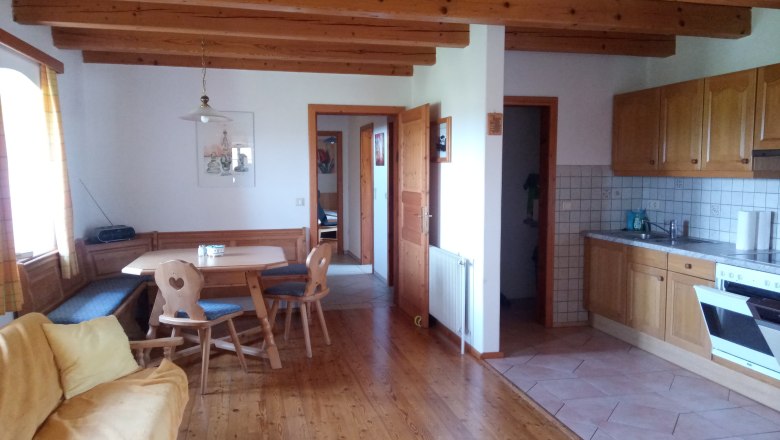 FW "Ziegelstadel", © Blumentalhof Gemütliche Ferienwohnung mit Holzmöbeln und Küche.