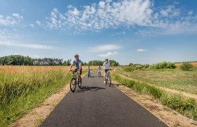 Thayarunde, Radfahren, Familie, © Waldviertel Tourismus, Studio Kerschbaum Eine Familie genießt die frische Luft und die malerische Landschaft während einer Radtour. Umgeben von goldenen Feldern und sanften Hügeln strahlt der Sommer eine einladende Wärme aus, die zum Verweilen einlädt.