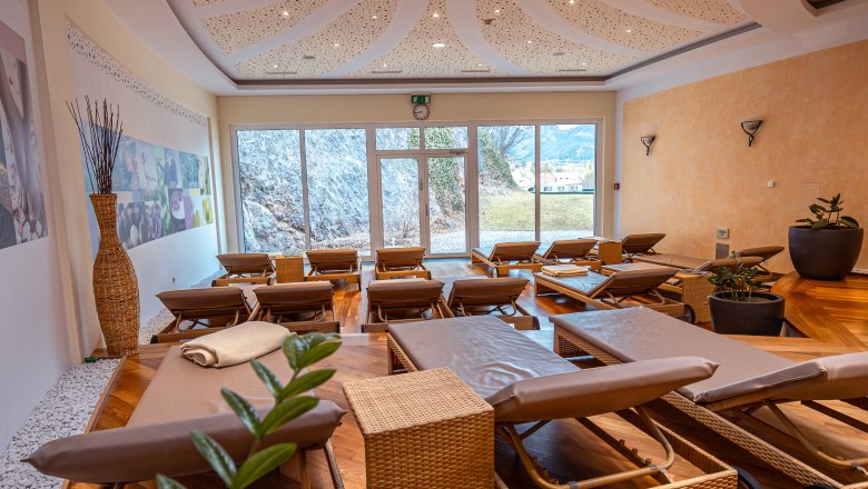 Hotel Schneeberghof, © Niederösterreich Werbung / Maximilian Pawlikowsky Innenraum eines Wellnessbereichs mit Liegen und Pflanzen.