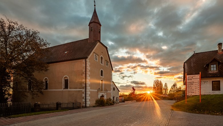 Wallfahrtskirche St. Corona am Wechsel, © Wiener Alpen, Kremsl Wallfahrtskirche St. Corona am Wechsel bei Sonnenuntergang.