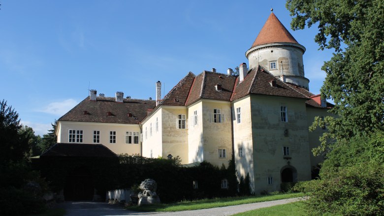 Schloss in Pyhra, © zVg Gemeinde Pyhra Schloss in Pyhra mit Turm und Garten bei sonnigem Wetter.