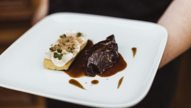 Rindsbackerl, Champignon auf Erdäpfel Soufflé, © Niederösterreich Werbung/David Schreiber Ein Teller mit Rindsbackerl in Sauce und Champignons auf Erdäpfel-Soufflé.