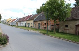 Kellergasse Viehtrift, © Weinviertel Tourismus Straße mit alten Weinkellern in Hohenruppersdorf.