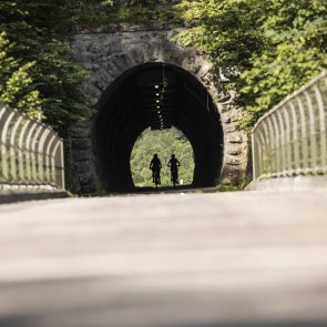 Durch den Tunnel radeln in Opponitz, © Mostviertel Tourismus, Velontour.info