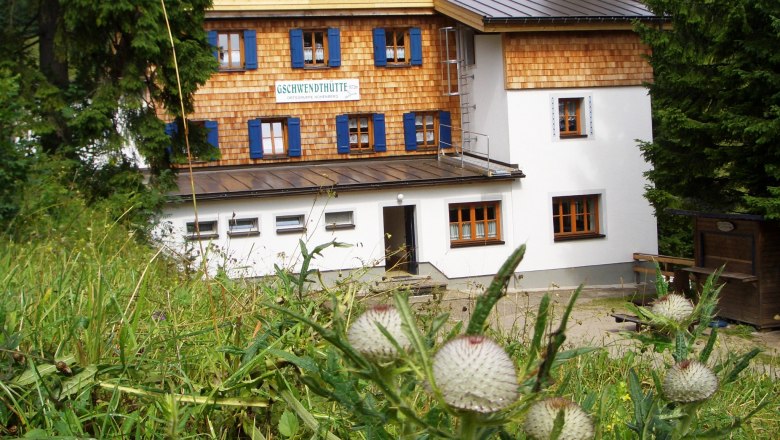 Gschwendthütte Hohenberg, © Marktgemeinde Hohenberg Gschwendthütte in Hohenberg, umgeben von grüner Natur und Bäumen.