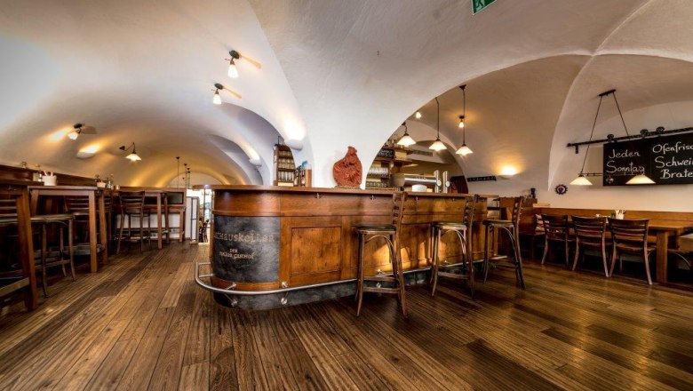 RHK Schank, © Lorenz Wachau Innenansicht eines rustikalen Gastraums mit Holzboden und gewölbter Decke.