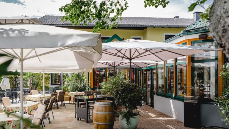 Gast- und Wintergarten, © Niederösterreich Werbung/David Schreiber Außenbereich eines Restaurants mit Tischen, Stühlen und Sonnenschirmen.