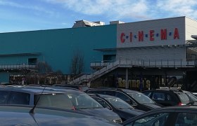 Cinemaplexx Krems, © Roman Zöchlinger Außenansicht des Cinemaplexx Krems mit geparkten Autos im Vordergrund.