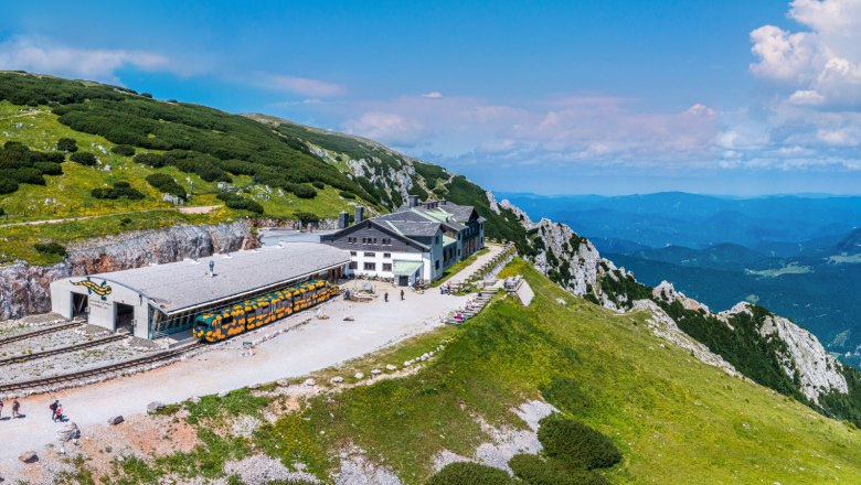 Schneebergbahn, © NB/Wegerbauer Bergstation der Schneebergbahn mit Panoramablick auf die umliegenden Berge.